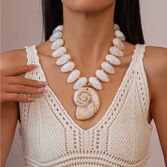 Hautesales Jewelry - Chic Shell Pendant Necklace with White and Gold Accents